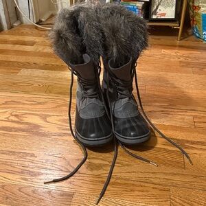 EUC Sorel Joan of Arctic Faux Fur Waterproof Snow Boot size 9